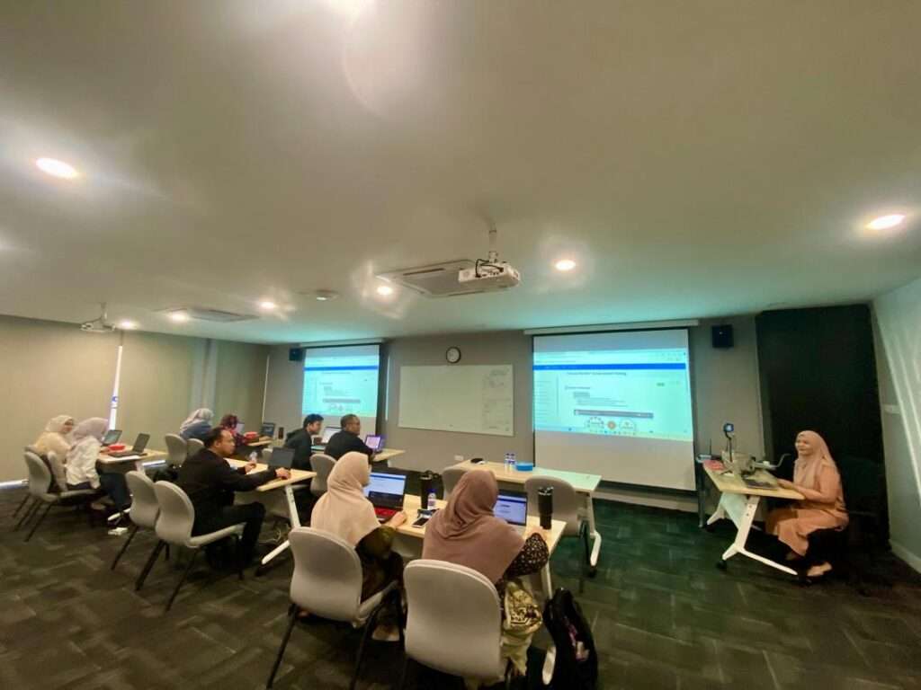 University lecturers in a training for H5P in Moodle